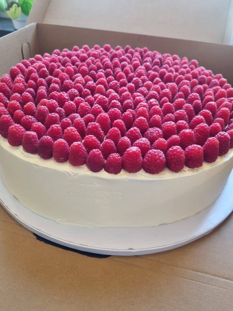 Bröllopstårta täckt i hallon, Lisens Pastry i Lund