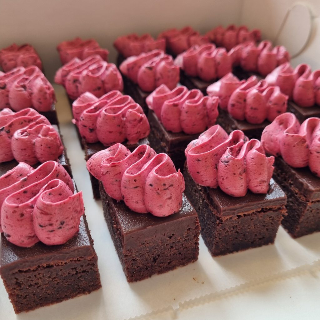 Brownies med bärkräm och chokladtryffel, Lisens Pastry i Lund