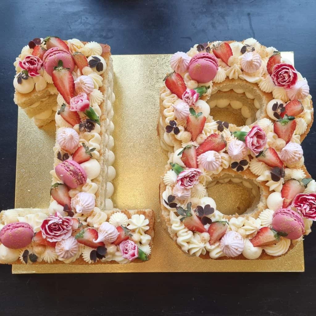 Tårta formad som nummer 18 med smak av jordgubb och vanilj, Lisens Pastry i Lund.