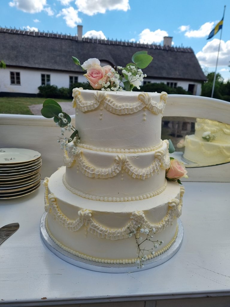 Vintage bröllopstårta med blommor, Lisens Pastry i Lund