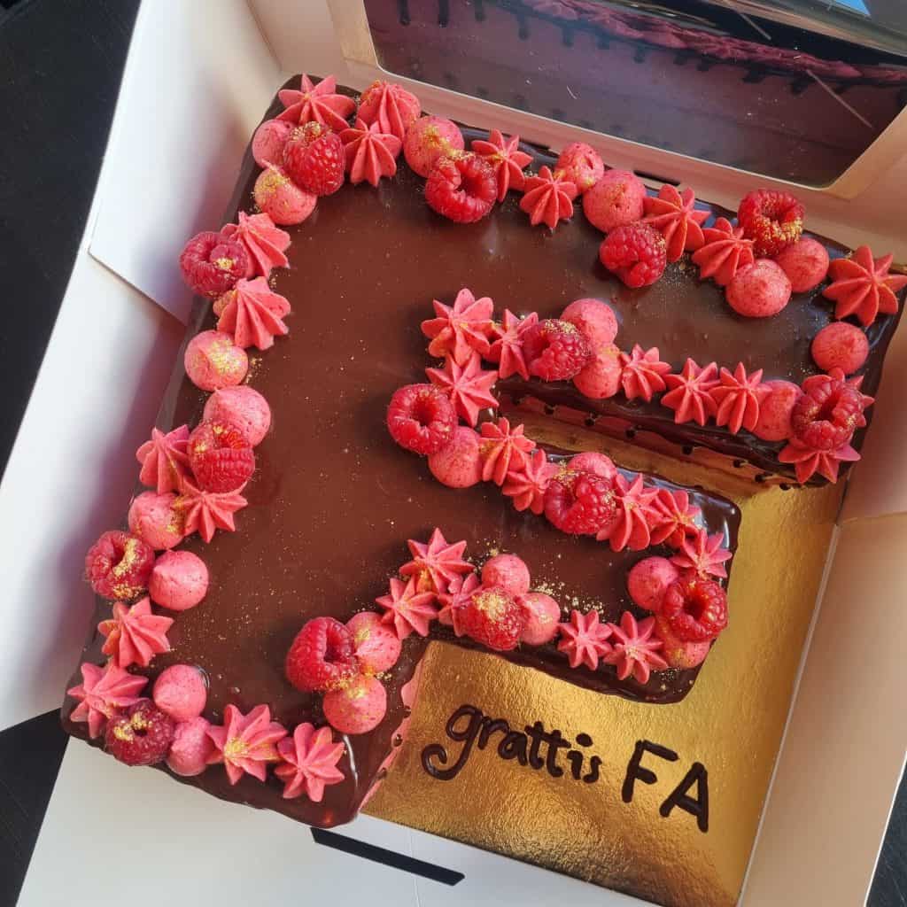F-formad tårta med smak av hallon och choklad, Lisens Pastry i Lund