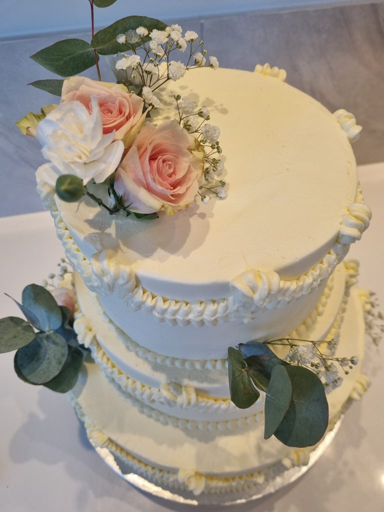 Vintage bröllopstårta med blommor uppifrån, Lisens Pastry